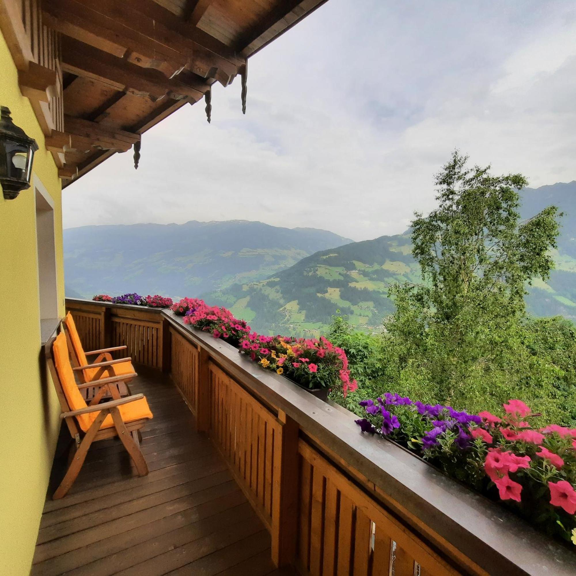 Landhaus Katharina Bis 12 Personen Mit Saunachalet Und Blick Auf Die Bergwelt Des Zillertals Hippach Esterno foto