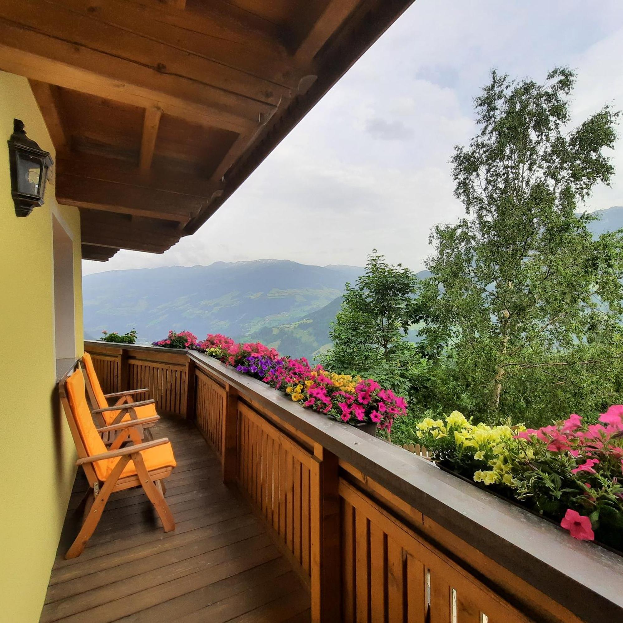 Landhaus Katharina Bis 12 Personen Mit Saunachalet Und Blick Auf Die Bergwelt Des Zillertals Hippach Esterno foto
